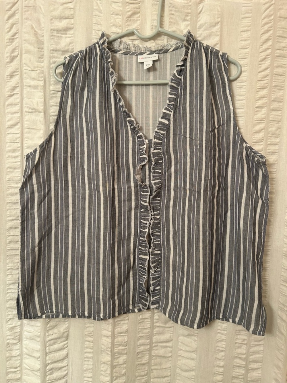 Breezy and light sleeveless blouse.